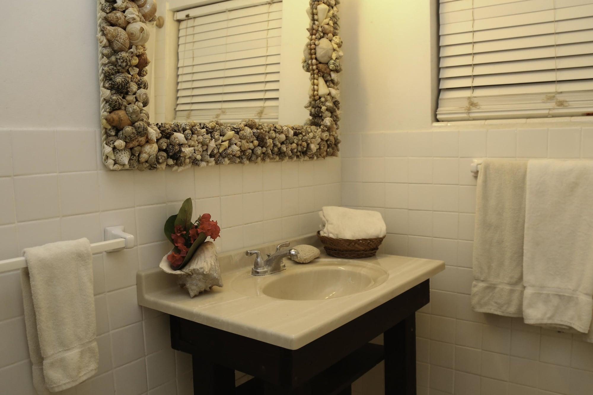 Tingum Village Hotel Dunmore Town Экстерьер фото