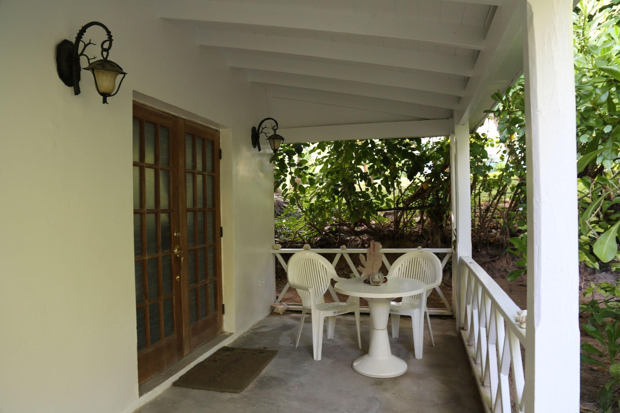 Tingum Village Hotel Dunmore Town Экстерьер фото