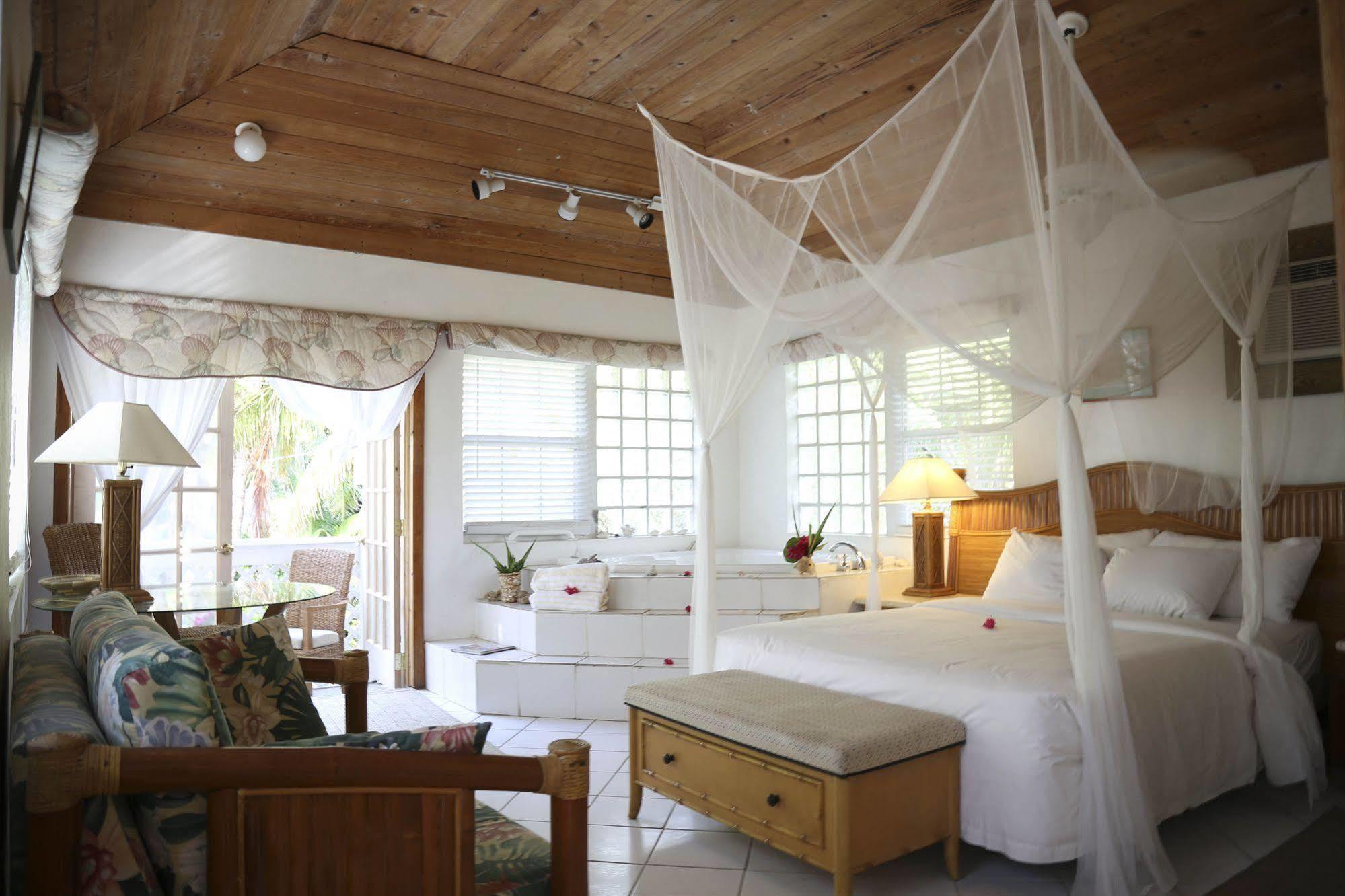 Tingum Village Hotel Dunmore Town Экстерьер фото