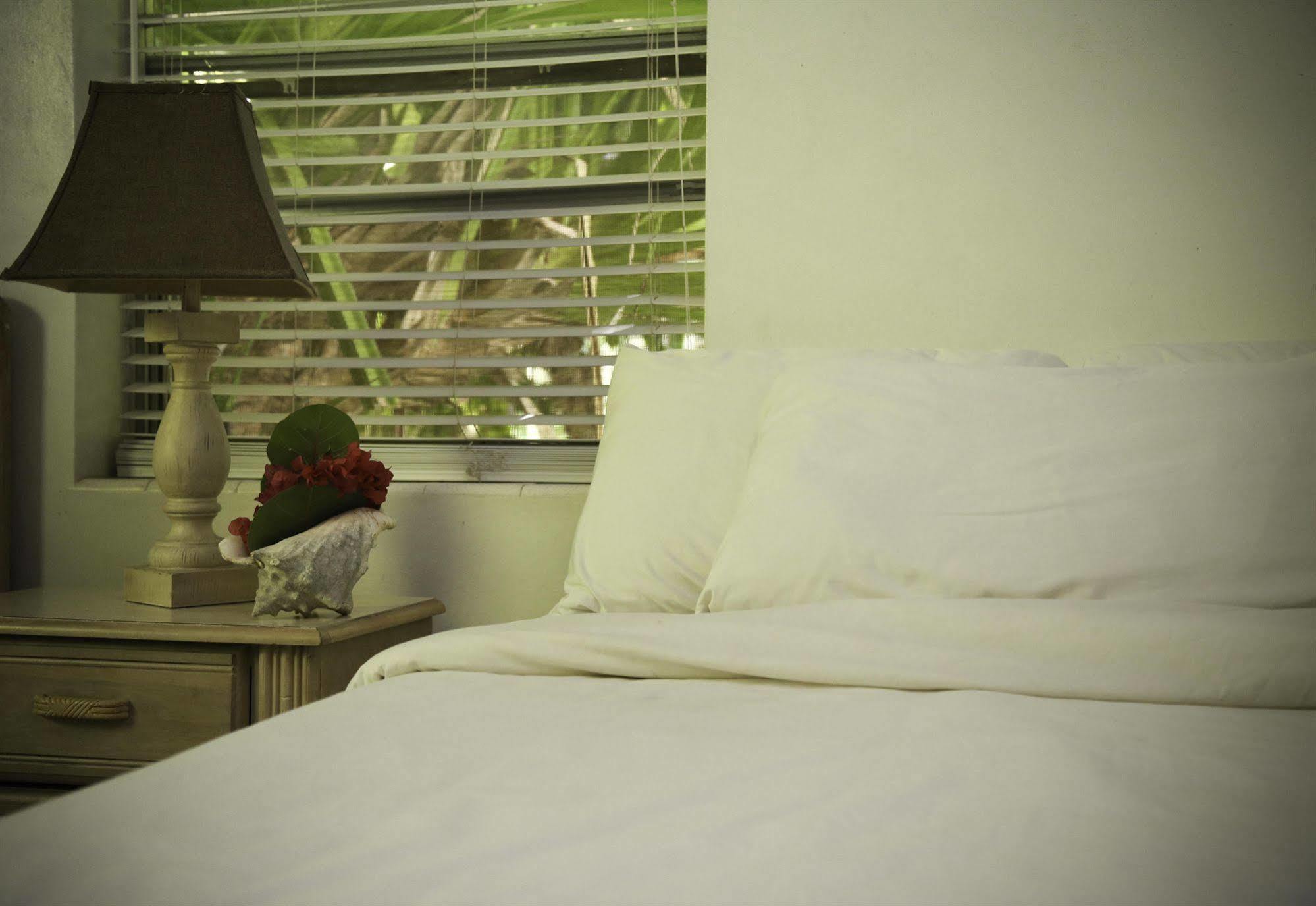 Tingum Village Hotel Dunmore Town Экстерьер фото