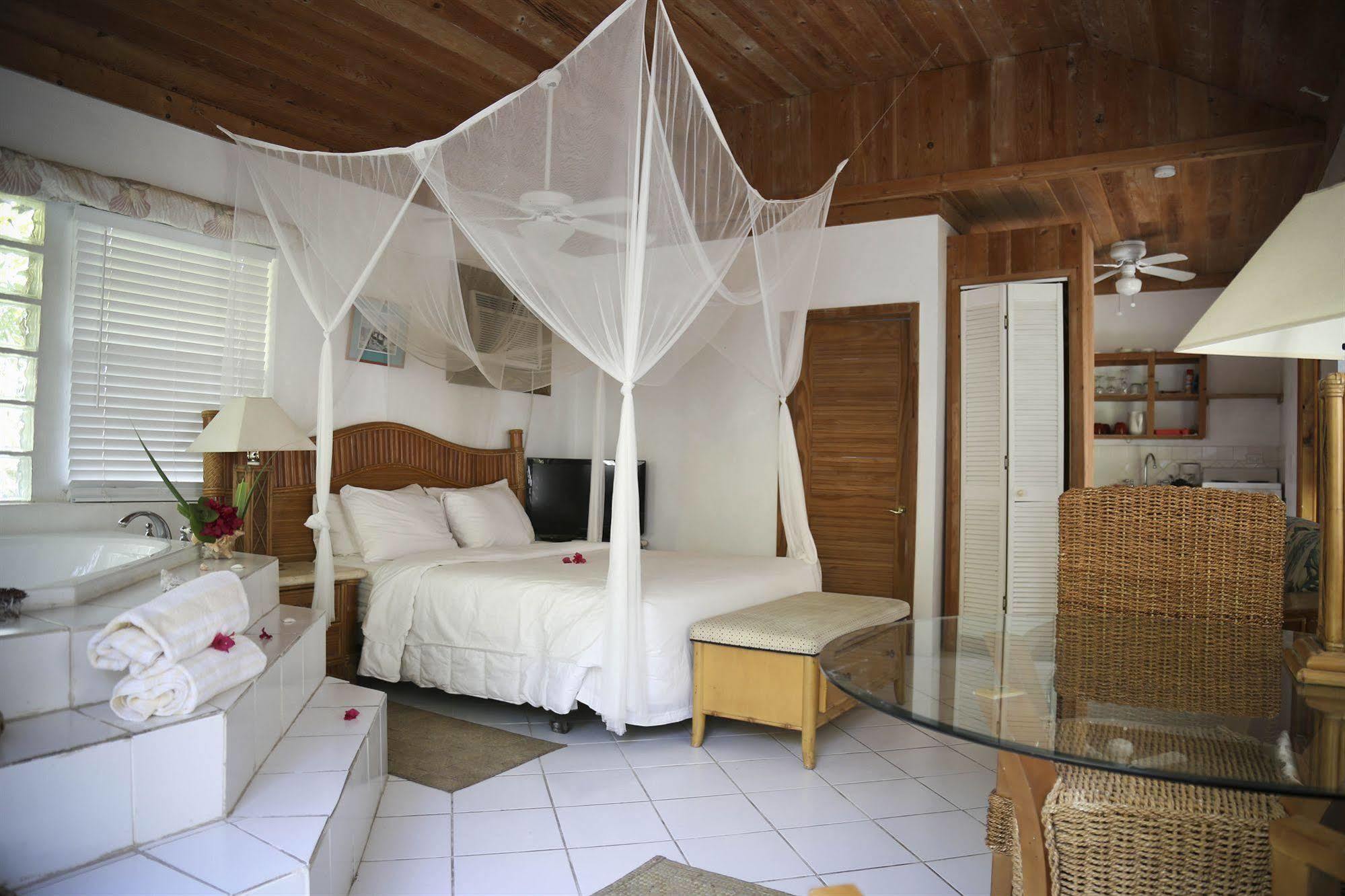 Tingum Village Hotel Dunmore Town Экстерьер фото